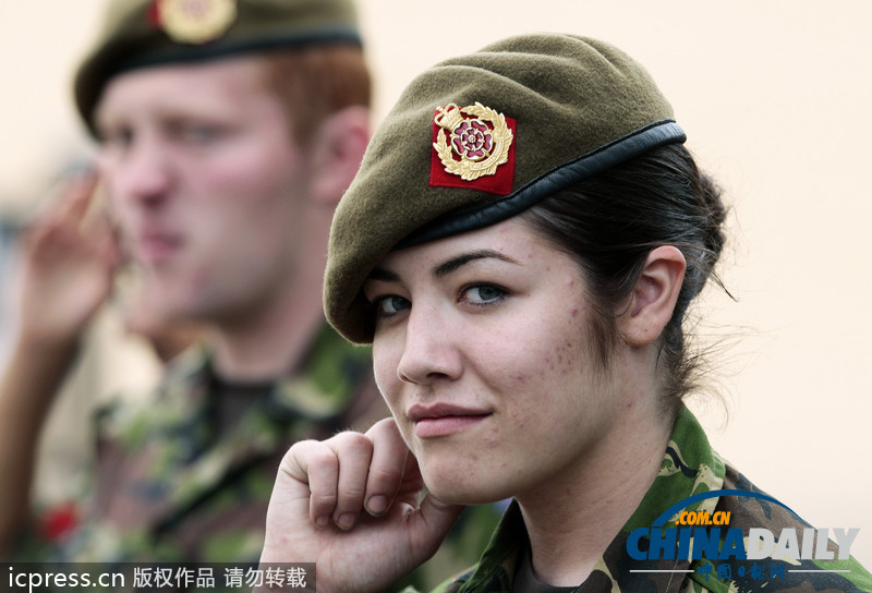 綠色軍營(yíng)柔美風(fēng)景線 盤點(diǎn)世界各國(guó)女兵誰(shuí)最美（組圖）