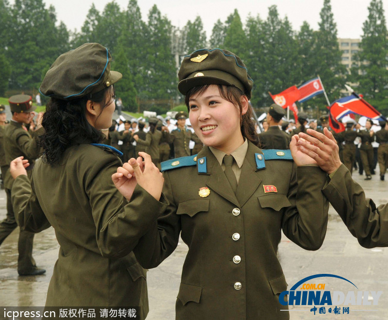 綠色軍營柔美風(fēng)景線 盤點世界各國女兵誰最美（組圖）