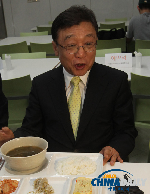韓首爾大學(xué)校長(zhǎng)吃食堂 緩解學(xué)生對(duì)飯菜漲價(jià)不滿（圖）