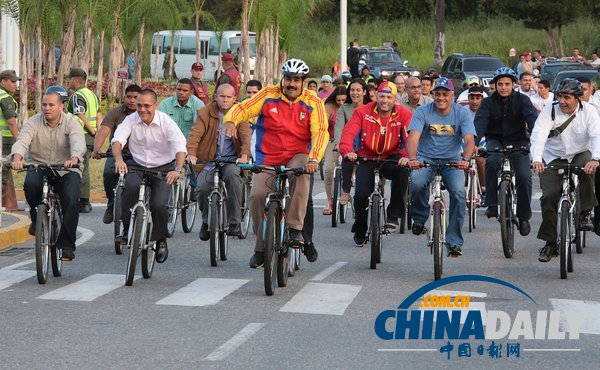 委內瑞拉總統(tǒng)與政府工作人員同騎自行車（組圖）