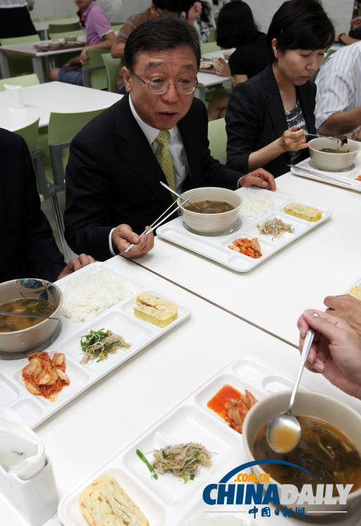 韓首爾大學(xué)校長吃食堂 緩解學(xué)生對飯菜漲價不滿（圖）