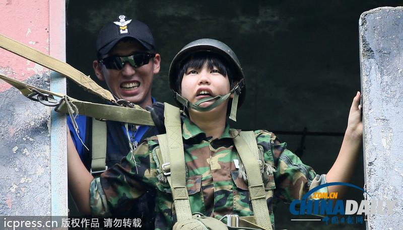 韓國青年參加陸軍特訓(xùn) 11米高臺(tái)跳下表情尷尬（圖）