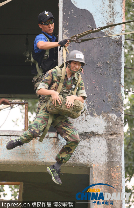 韓國青年參加陸軍特訓(xùn) 11米高臺(tái)跳下表情尷尬（圖）