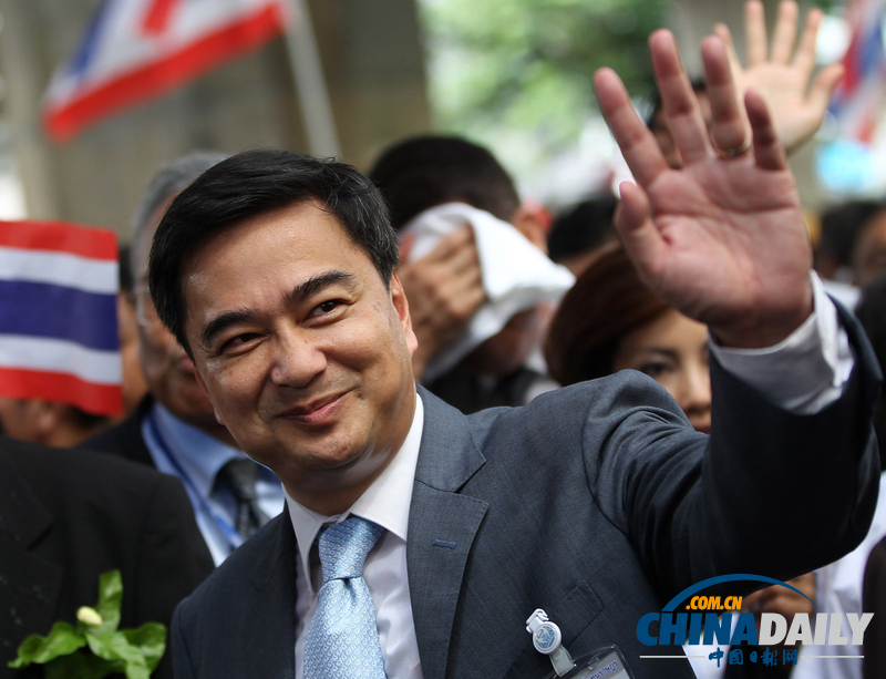 他信反對(duì)者抗議泰國(guó)特赦法案 與警察激烈沖突（圖）