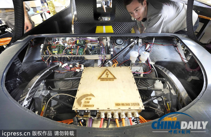 全球首輛家用太陽(yáng)能汽車造型炫酷 可跑近700公里（組圖）