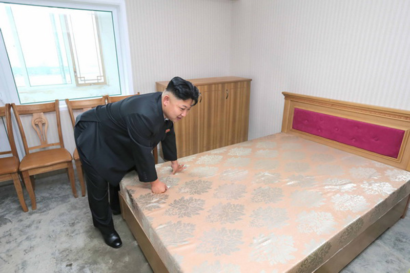 金正恩視察在建住宅事無(wú)巨細(xì) 親自體驗(yàn)床具
