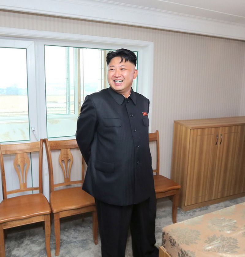 金正恩視察在建住宅事無巨細(xì) 親自體驗(yàn)床具