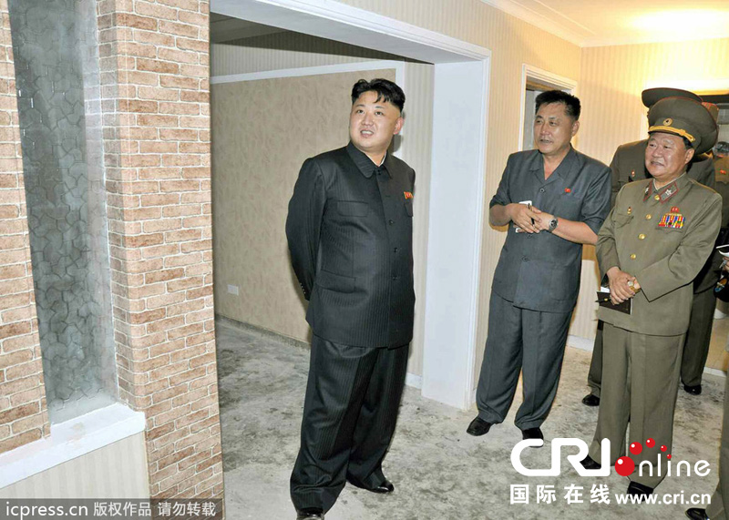 金正恩視察在建住宅事無巨細(xì) 親自體驗(yàn)床具