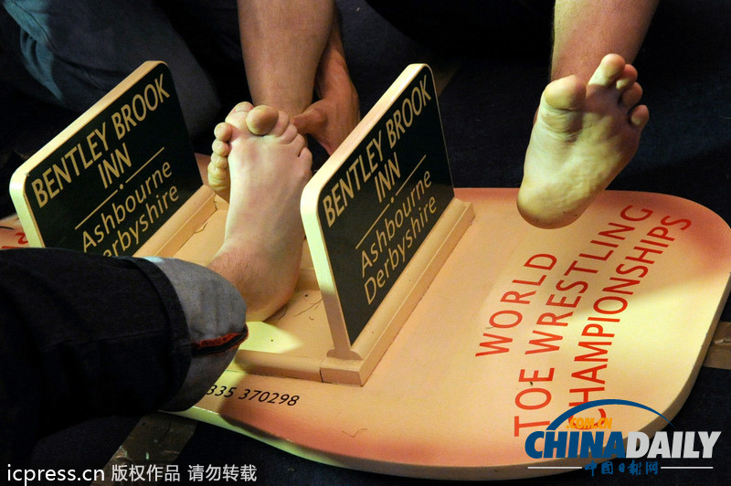 耳朵拔河、叼豬蹄、咬龍蝦 看各國另類民間比賽（組圖）