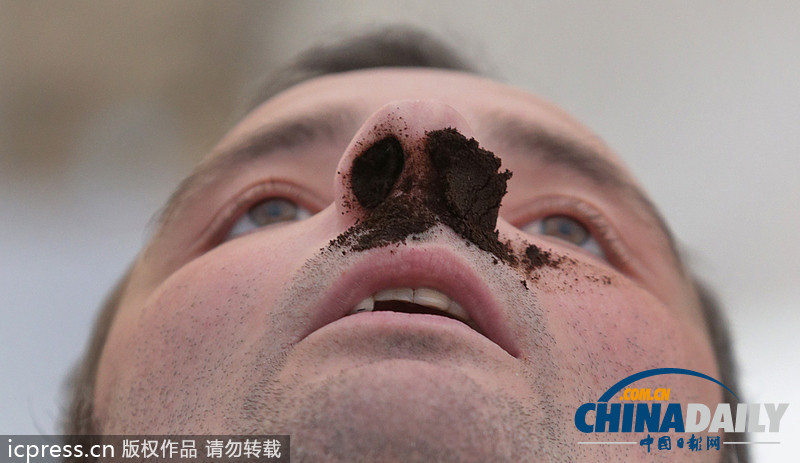 耳朵拔河、叼豬蹄、咬龍蝦 看各國另類民間比賽（組圖）