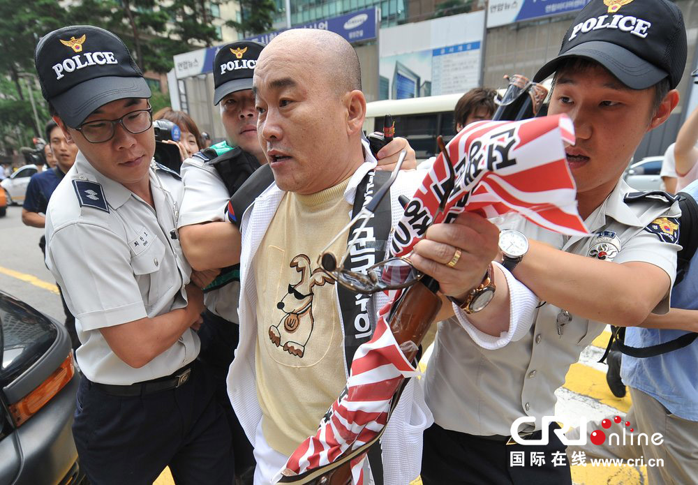韓國(guó)男子向日本使館扔雞蛋 遭警方逮捕