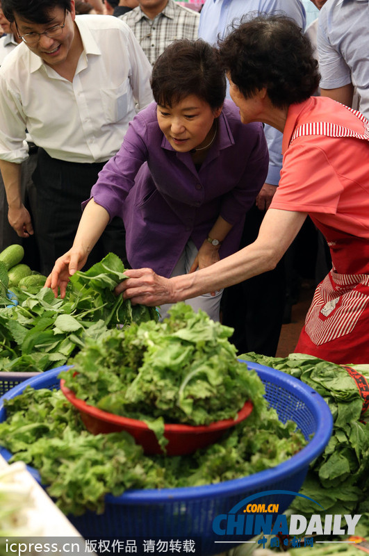 樸槿惠走進(jìn)菜場詢問最新菜價(jià) 關(guān)心民眾生活（組圖）