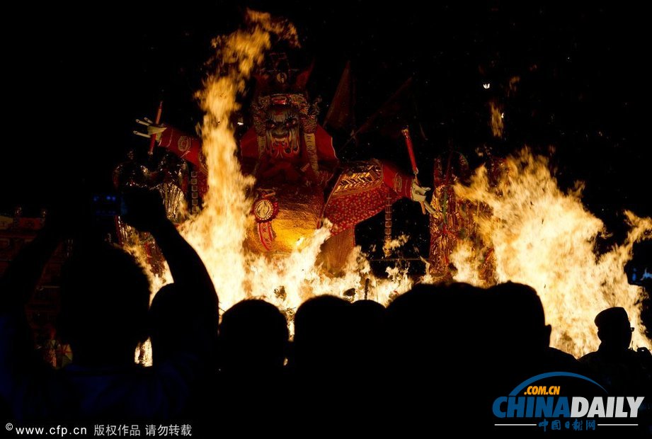 馬來(lái)西亞華裔迎“鬼節(jié)” 民眾“驚悚”狂歡（高清組圖）