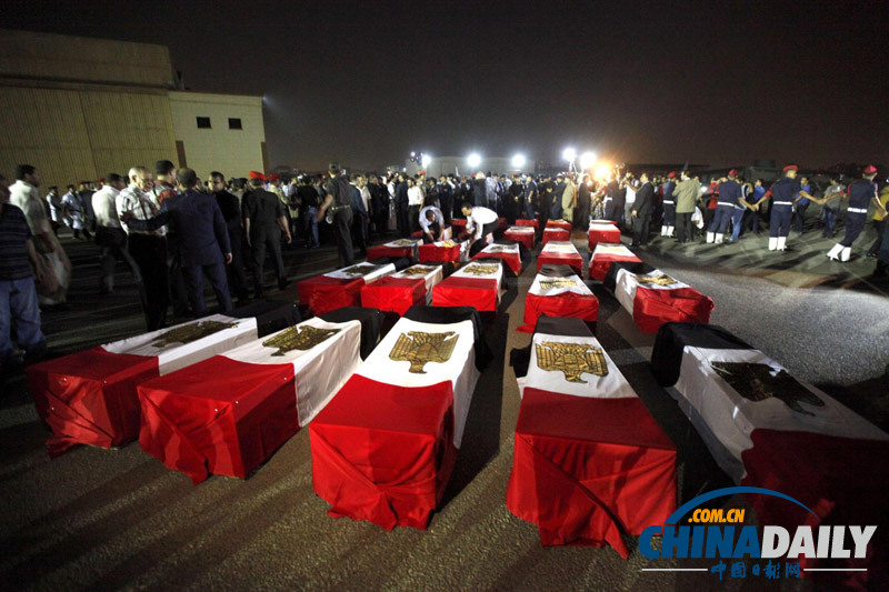 埃及運(yùn)送警察車(chē)輛遭襲25人死亡 棺槨運(yùn)抵首都（組圖）