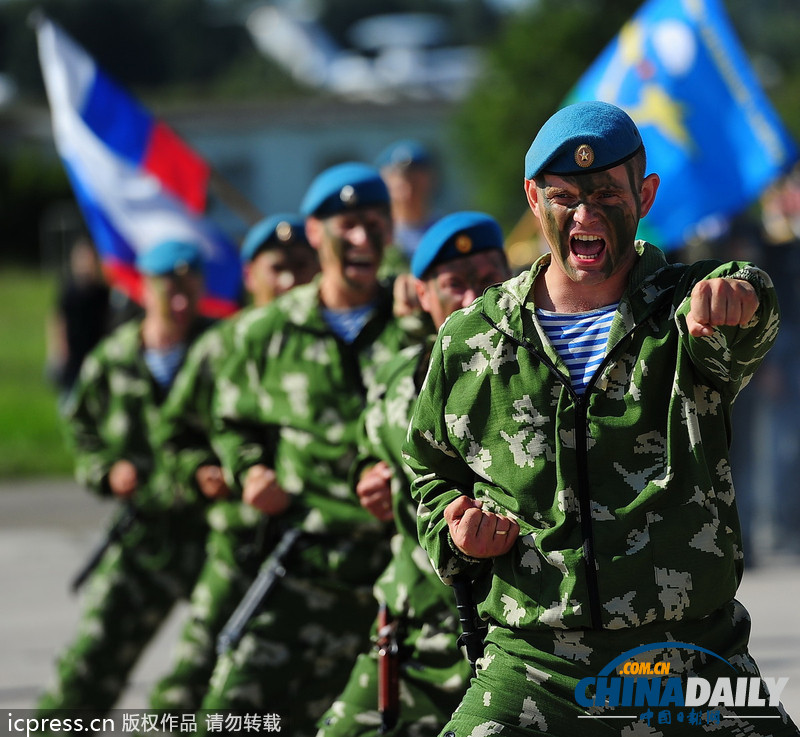俄羅斯傘兵秀十八般武藝 慶?？哲姵闪?01周年（高清組圖）