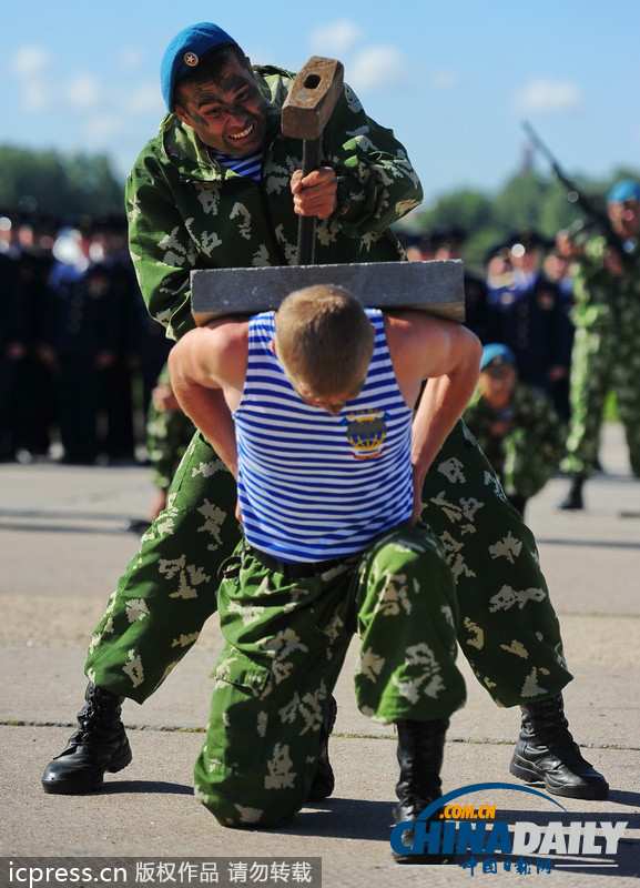 俄羅斯傘兵秀十八般武藝 慶?？哲姵闪?01周年（高清組圖）