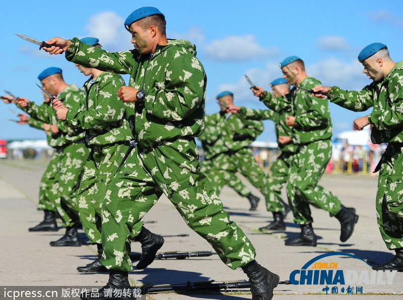 俄羅斯傘兵秀十八般武藝 慶?？哲姵闪?01周年（高清組圖）
