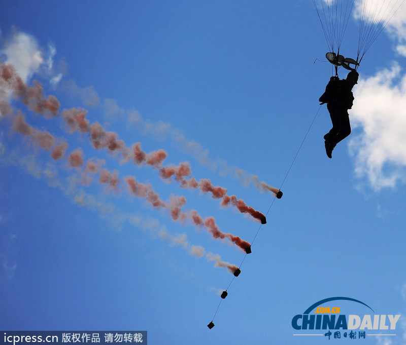 俄羅斯傘兵秀十八般武藝 慶?？哲姵闪?01周年（高清組圖）