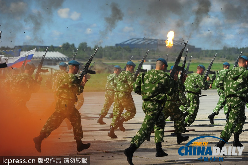 俄羅斯傘兵秀十八般武藝 慶?？哲姵闪?01周年（高清組圖）