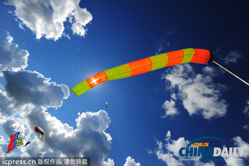 俄羅斯傘兵秀十八般武藝 慶?？哲姵闪?01周年（高清組圖）