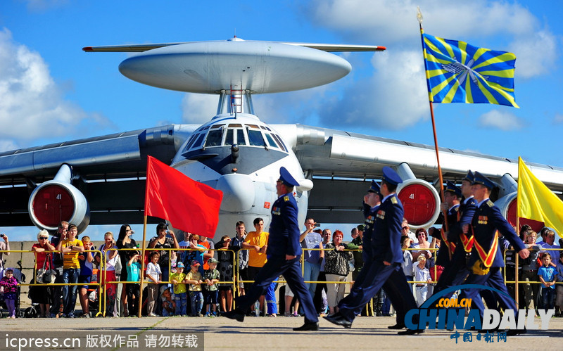 俄羅斯傘兵秀十八般武藝 慶?？哲姵闪?01周年（高清組圖）