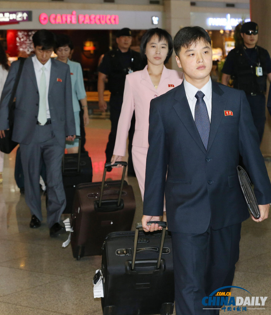 朝鮮青少年赴韓參加聯(lián)合國(guó)培養(yǎng)計(jì)劃 意氣風(fēng)發(fā)（圖）