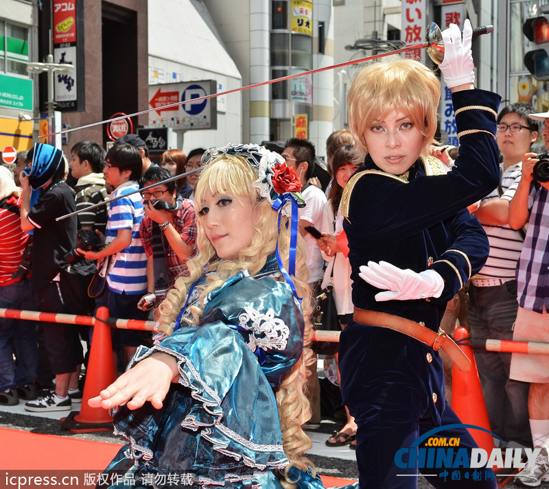 日本名古屋市長(zhǎng)亮相cosplay峰會(huì)紅毯 左擁右抱艷福不淺（組圖）