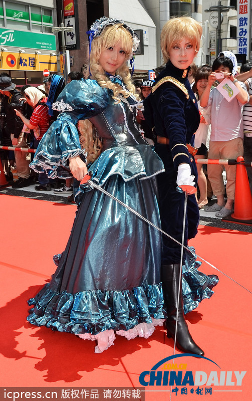 日本名古屋市長(zhǎng)亮相cosplay峰會(huì)紅毯 左擁右抱艷福不淺（組圖）
