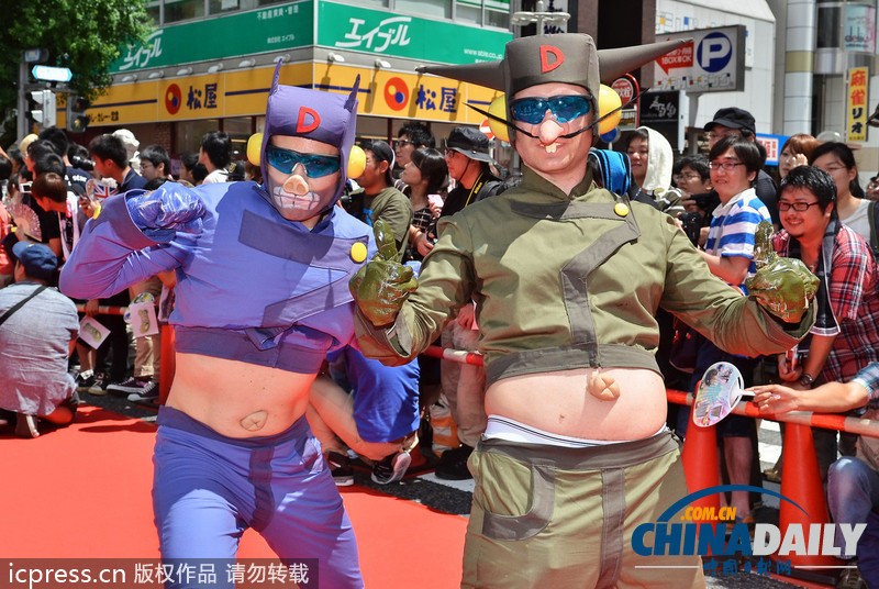 日本名古屋市長亮相cosplay峰會(huì)紅毯 左擁右抱艷福不淺（組圖）