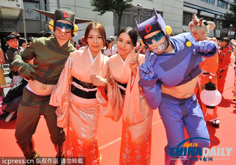 日本名古屋市長亮相cosplay峰會(huì)紅毯 左擁右抱艷福不淺（組圖）