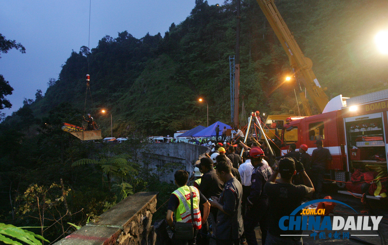 馬來(lái)西亞公交車(chē)墜崖已致33人死亡 其中24名華人（高清組圖）