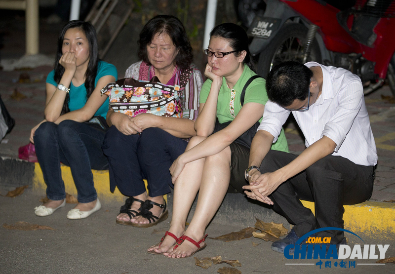 馬來(lái)西亞公交車(chē)墜崖已致33人死亡 其中24名華人（高清組圖）