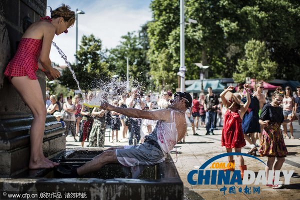 法國舉辦“街頭戲劇節(jié)” 藝術(shù)家激情表演超涼爽