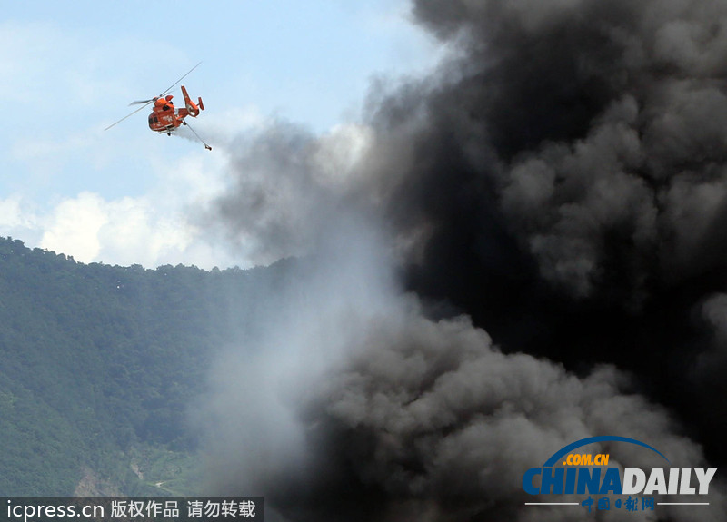 韓國工廠發(fā)生大火 冒出滾滾有毒黑色濃煙（圖）