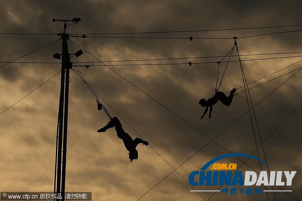 感受美國紐約秋千學(xué)校 空中搖蕩驚心動(dòng)魄（組圖）