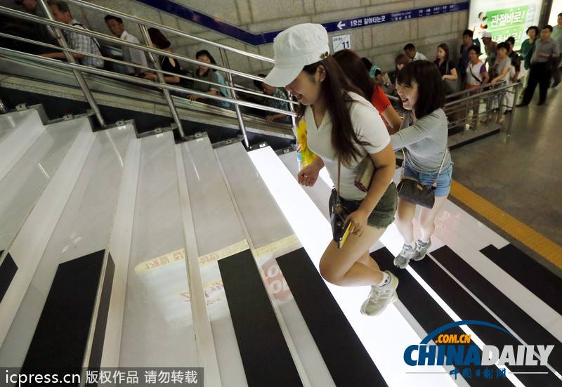韓國(guó)地鐵站設(shè)鋼琴階梯 讓爬樓梯變“奏樂”(組圖)