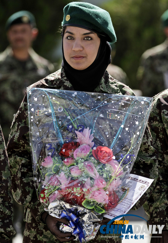 阿富汗國(guó)民軍士兵畢業(yè)典禮 女兵英姿颯爽（圖）