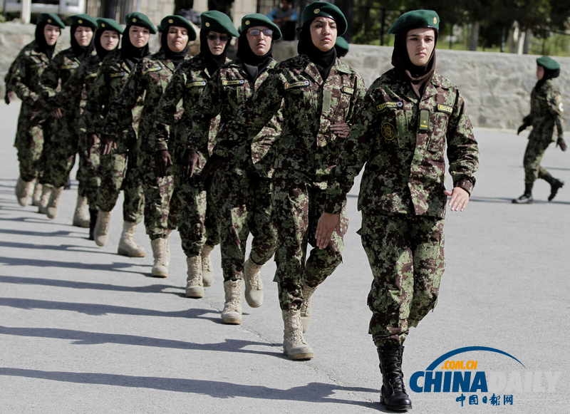 阿富汗國(guó)民軍士兵畢業(yè)典禮 女兵英姿颯爽（圖）