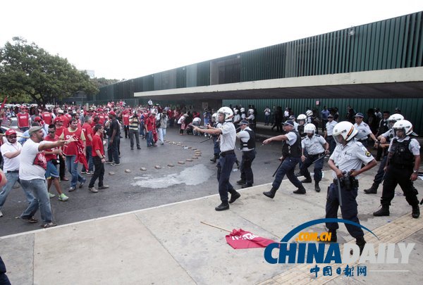 巴西示威者欲闖議會(huì)阻止法案投票 與警方發(fā)生沖突