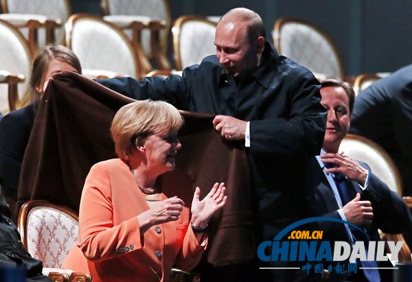 G20峰會：普京親自為默克爾加衣 盡顯紳士風度