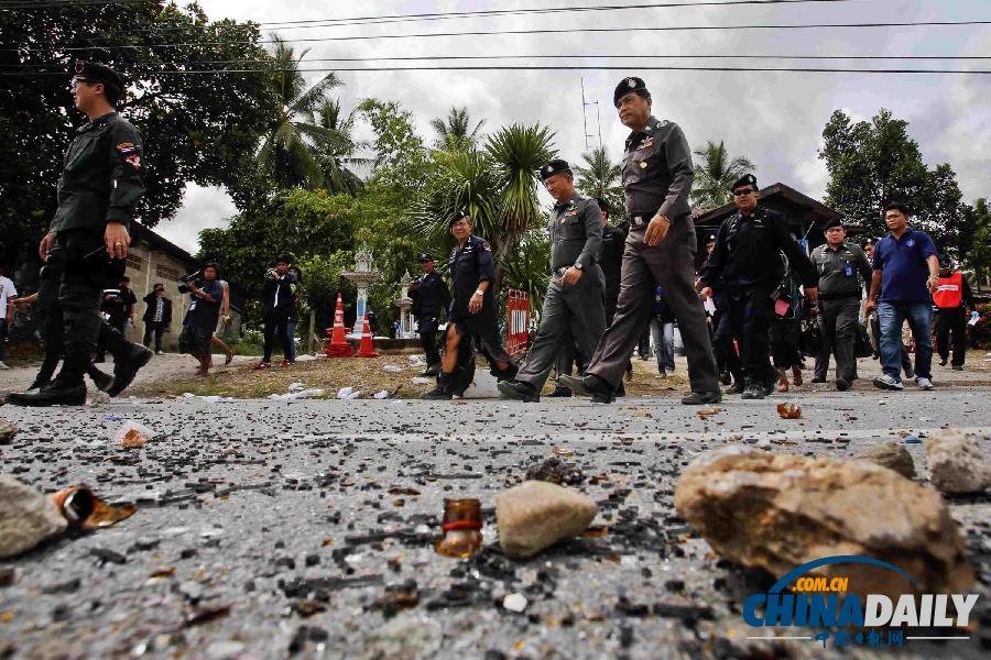 泰國(guó)南部膠農(nóng)抗議升級(jí) 警農(nóng)沖突激烈警車(chē)被燒毀