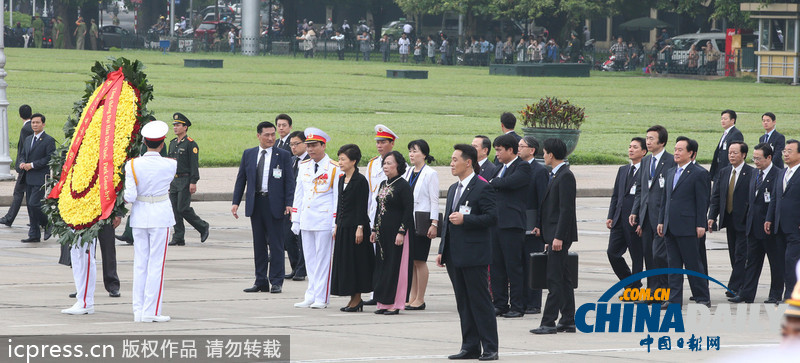樸槿惠到訪越南 向越前主席胡志明墓地獻(xiàn)花（組圖）