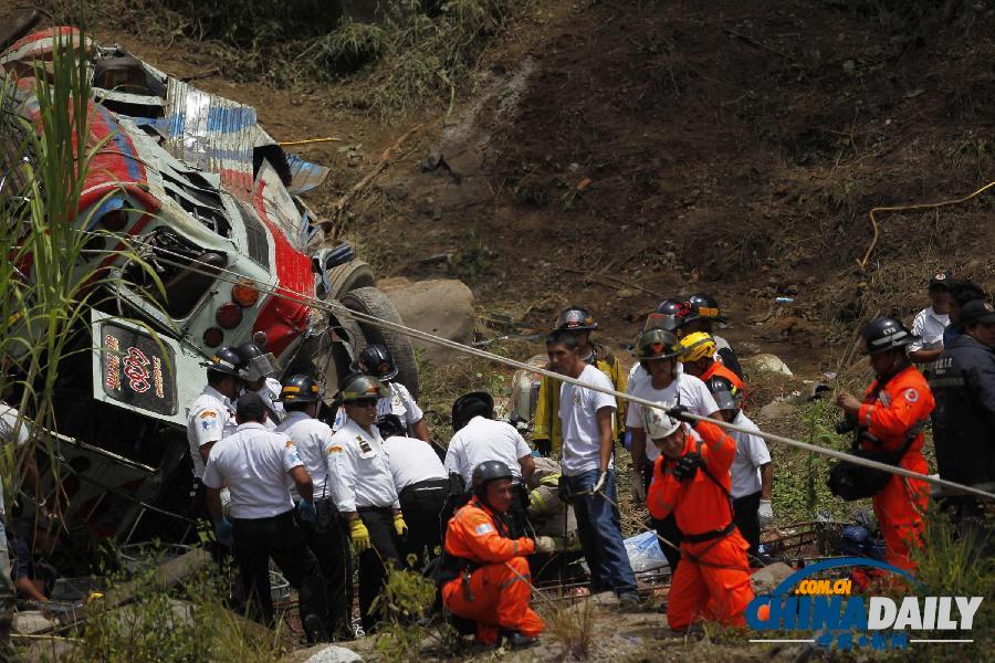 危地馬拉客車(chē)從懸崖墜入深谷 至少45人死亡