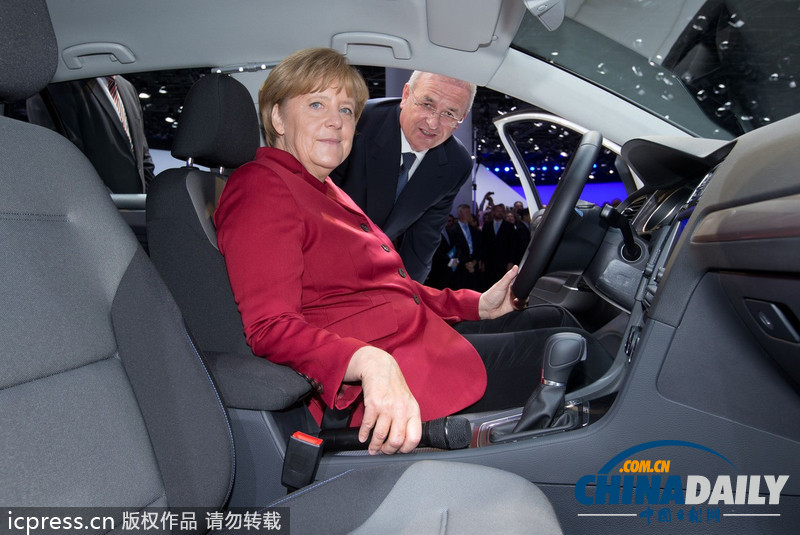 默克爾助陣法蘭克福車展 對(duì)電動(dòng)車興趣濃厚（組圖）