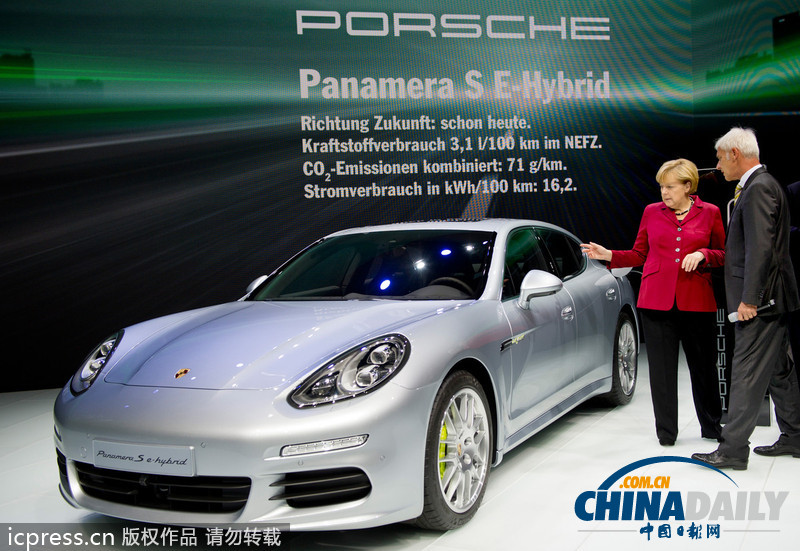 默克爾助陣法蘭克福車展 對(duì)電動(dòng)車興趣濃厚（組圖）