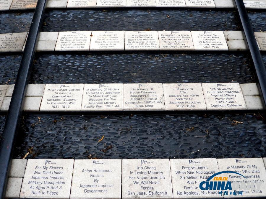 美民間組織立碑存二戰(zhàn)史實(shí) 各國參觀者向逝者獻(xiàn)花