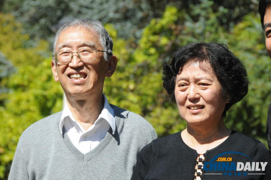美民間組織立碑存二戰(zhàn)史實(shí) 各國參觀者向逝者獻(xiàn)花