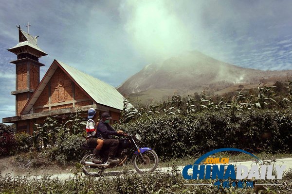 印尼錫納朋火山爆發(fā) 學生戴口罩淡定上課（組圖）