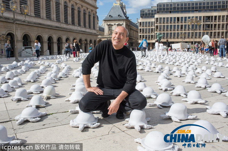 藝術(shù)家打造千只“鋼盔海龜”譴責全球暴力事件頻發(fā)。