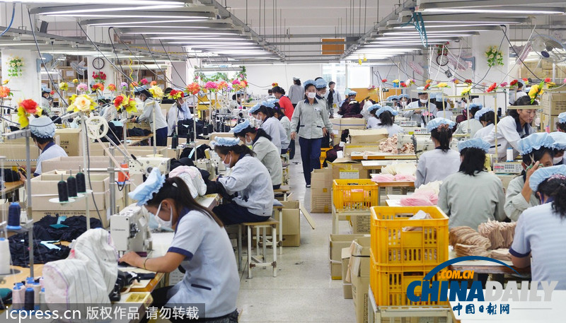 開城工業(yè)園區(qū)重啟第二天 朝鮮工人忙碌工作（圖）